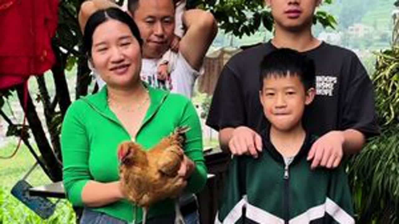 称孩子们还没有长大，称自己还年轻！珍惜陪伴孩子的每一天#我的乡村生活 #村口小灶 #村里新鲜事 @斗音小助手 @斗音官号创作者 @斗音热门