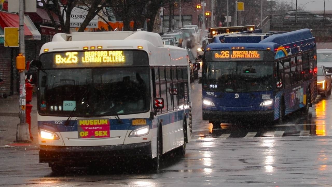 NYCT Bus: 2015-2022 New Flyer XD40s #7252 Bx25 / #7925 Bx26 at Bedford Park Blvd and Jerome Avenue