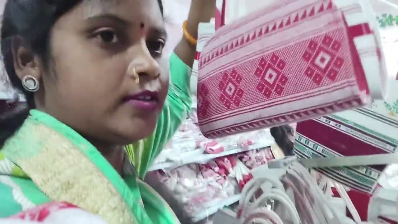 बहुत ही कम दामो में सरहूल कपड़ा आदिवासी मार्ट काटा टोली चौक ||punam oraon||🥻