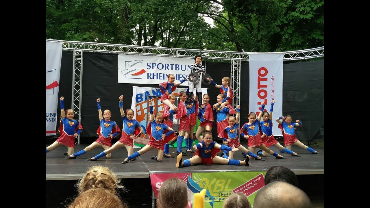 Tanzgruppe Young Society mit ihrem Showtanz 