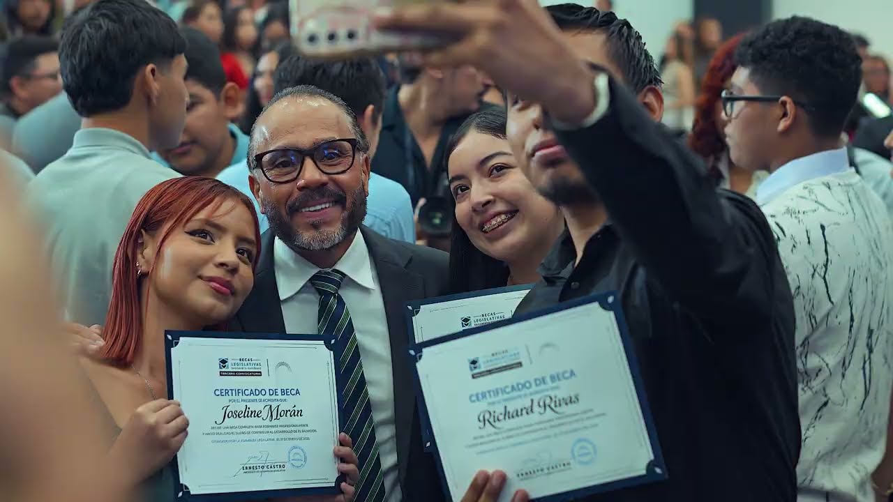 Ya son 350 jóvenes becados por la Asamblea Legislativa 📚🇸🇻