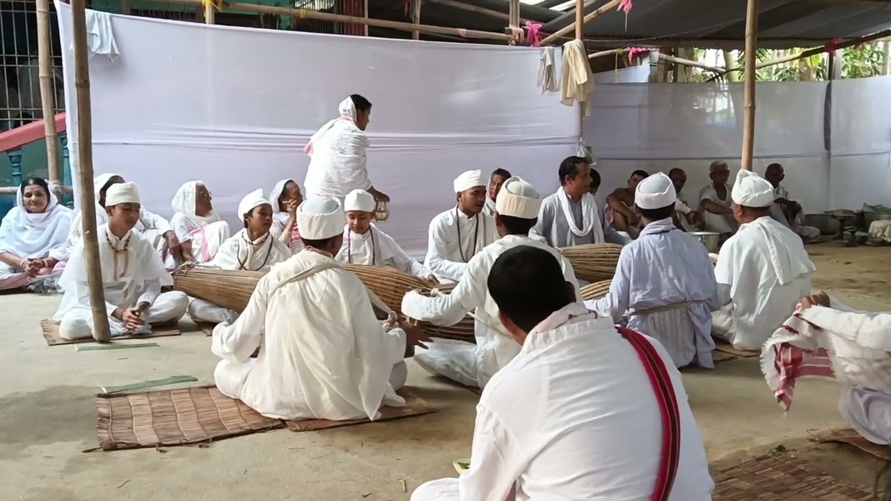 সকামৰ ঘৰত বৰগীত কেনেকৈ পৰিৱেশন কৰিছে চাওক।