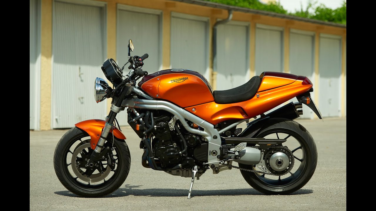 Triumph Speed Triple T509 restomod - a raw sounding beast