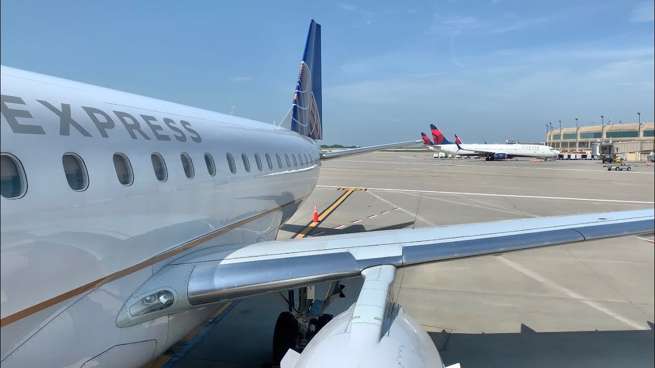 United Express Embraer E175 Flight From Kansas City to Chicago