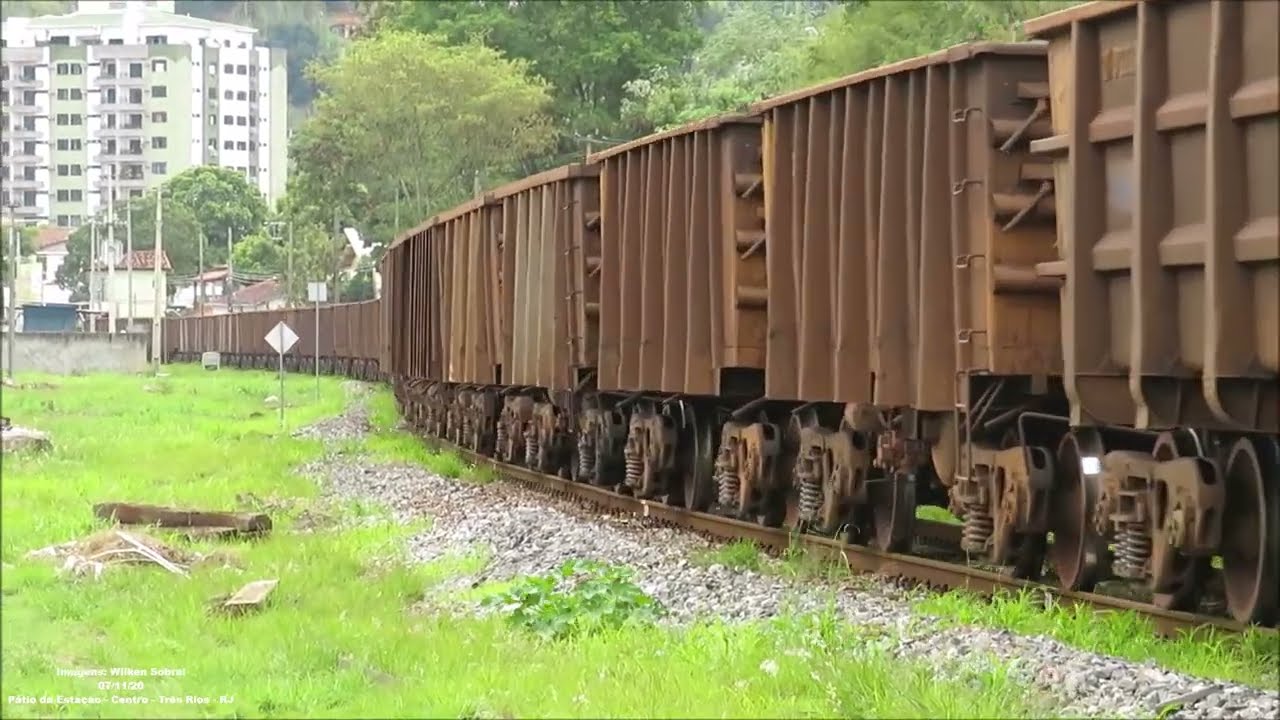 Composição de minério vazio prefixo NQF 0113 GE AC44i #7335-3 e #7242-0 com 136 vagões modelo GDT.