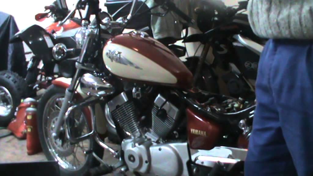 Yamaha Virago 250. Extraer depósito gasolina (2 de 18). Remove the fuel tank (Subtitles English)