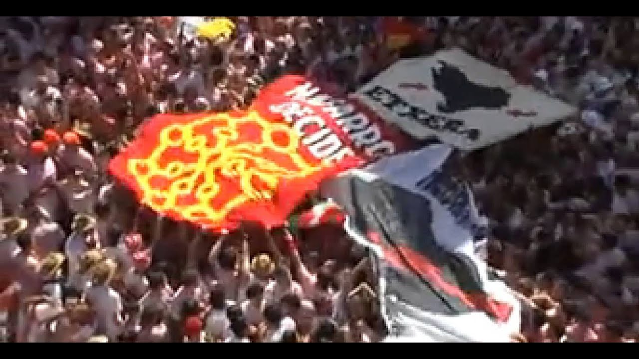 La ikurri&ntilde;a ondea en el ayuntamiento de Pamplona durante el chupinazo