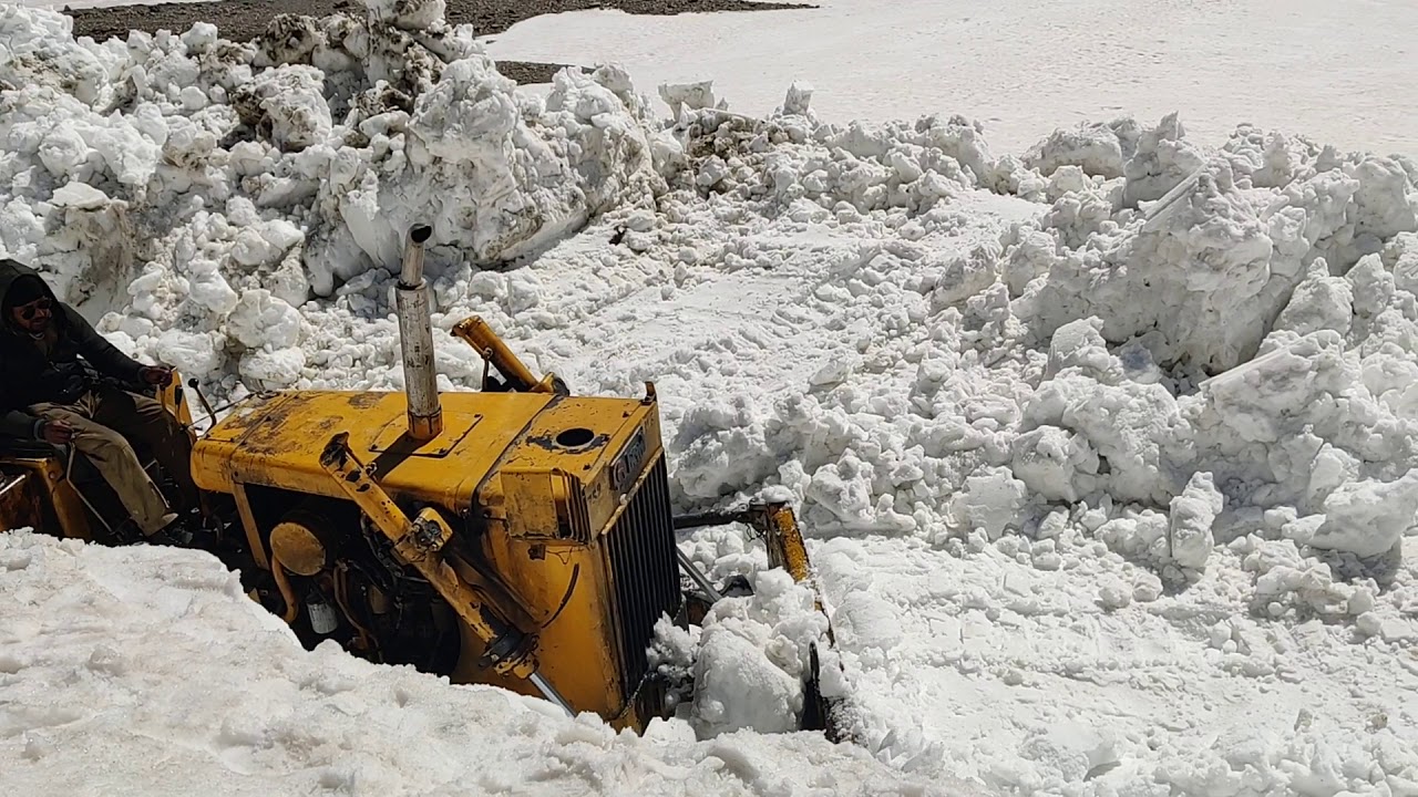 Spiti valley june 2019 | Glacier of Spiti | Near BATAL, Bulldozer removing the Snow | #spitivalley