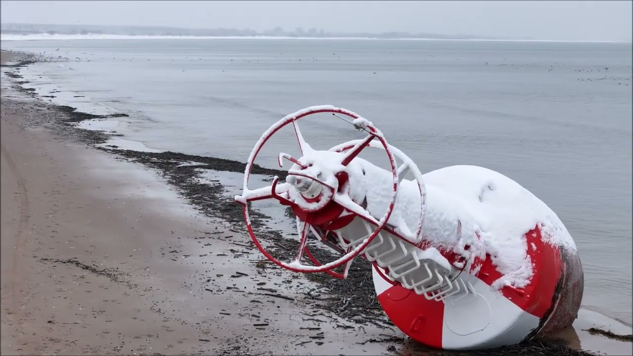 Pława nawigacyjna wyrzucona posztormie na plażę w Jantarze