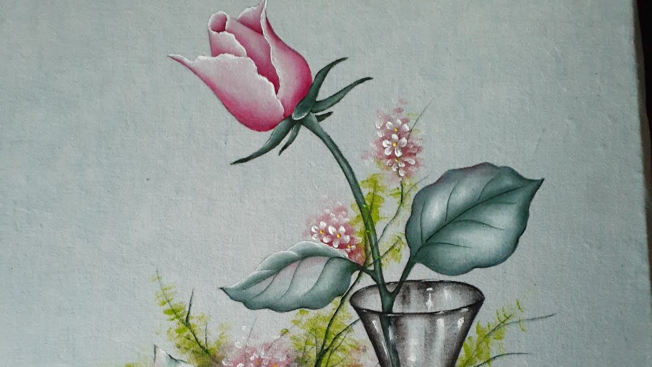 Vaso de vidro com botão de rosa pintado em tecido