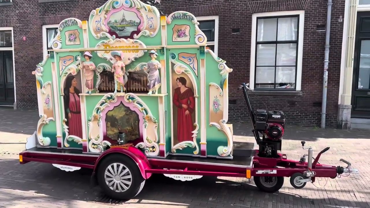Draaiorgel De Doornroos Speelt “ Mooie Blauwe Ogen “ van Django Wagner in Schiedam 2025