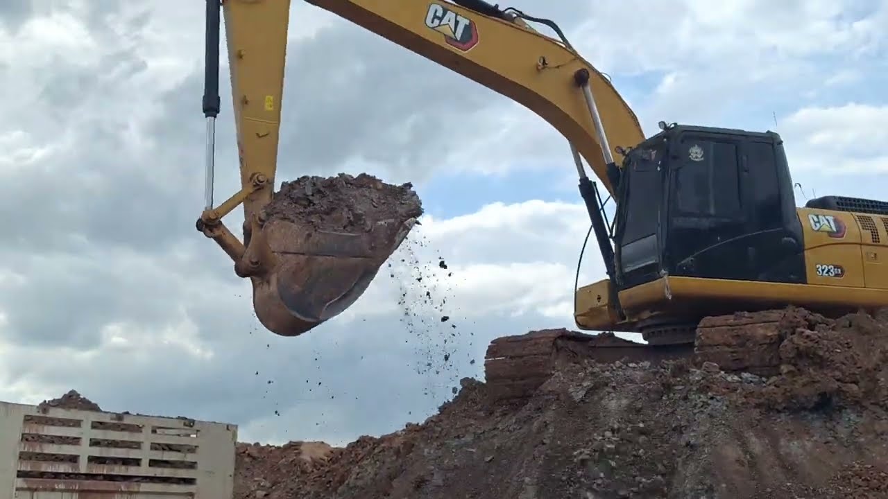 รีวิว ตอนบ่ายๆงานนี้จัดเต็มอุ้ม CAT 323GX ยืนที่สูงขุดบ่อใหญ่ดั้มสิบล้อตั้งรับ excavator and truck