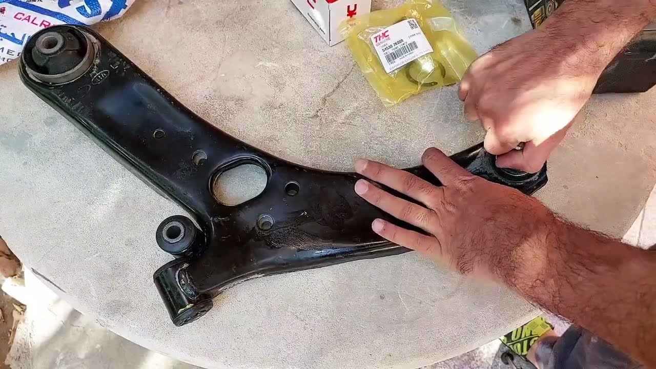 طريقة فتح طبلة السيارة (المقص) وتغير بوشة الطبلة والطوبة #صدر_السيارة #عفشة_السيارة