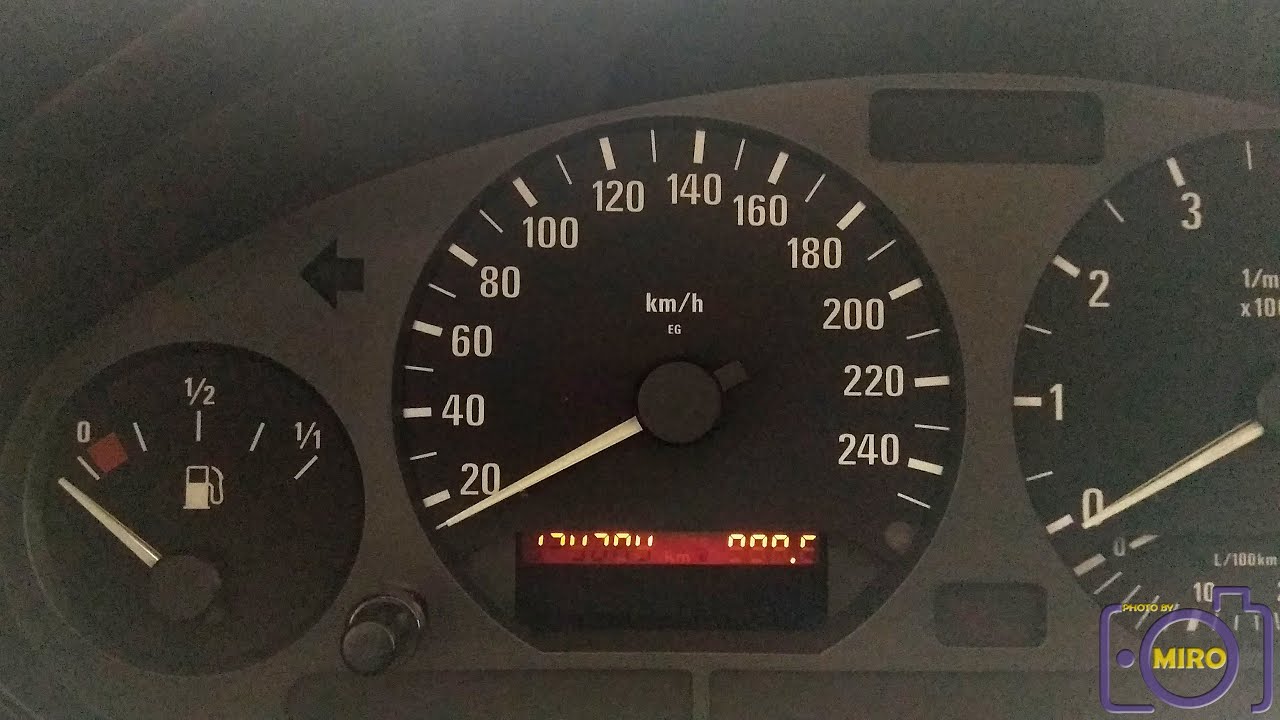 Riparazione quadro strumenti di una BMW 320i Cabrio e36