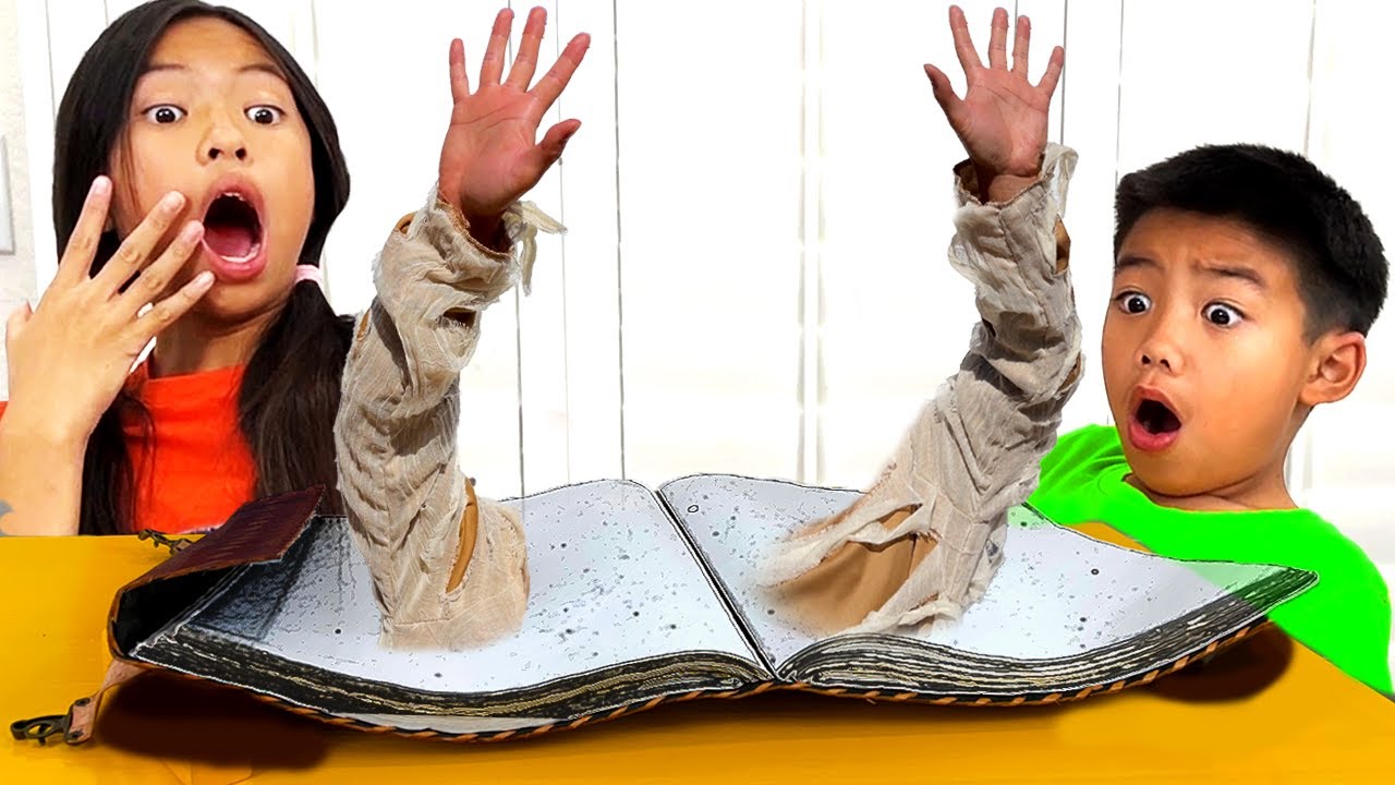 Wendy y Eric con Aventura Una Momia Sale de Un Libro de Cuentos | Adventures Mágica Para Niños