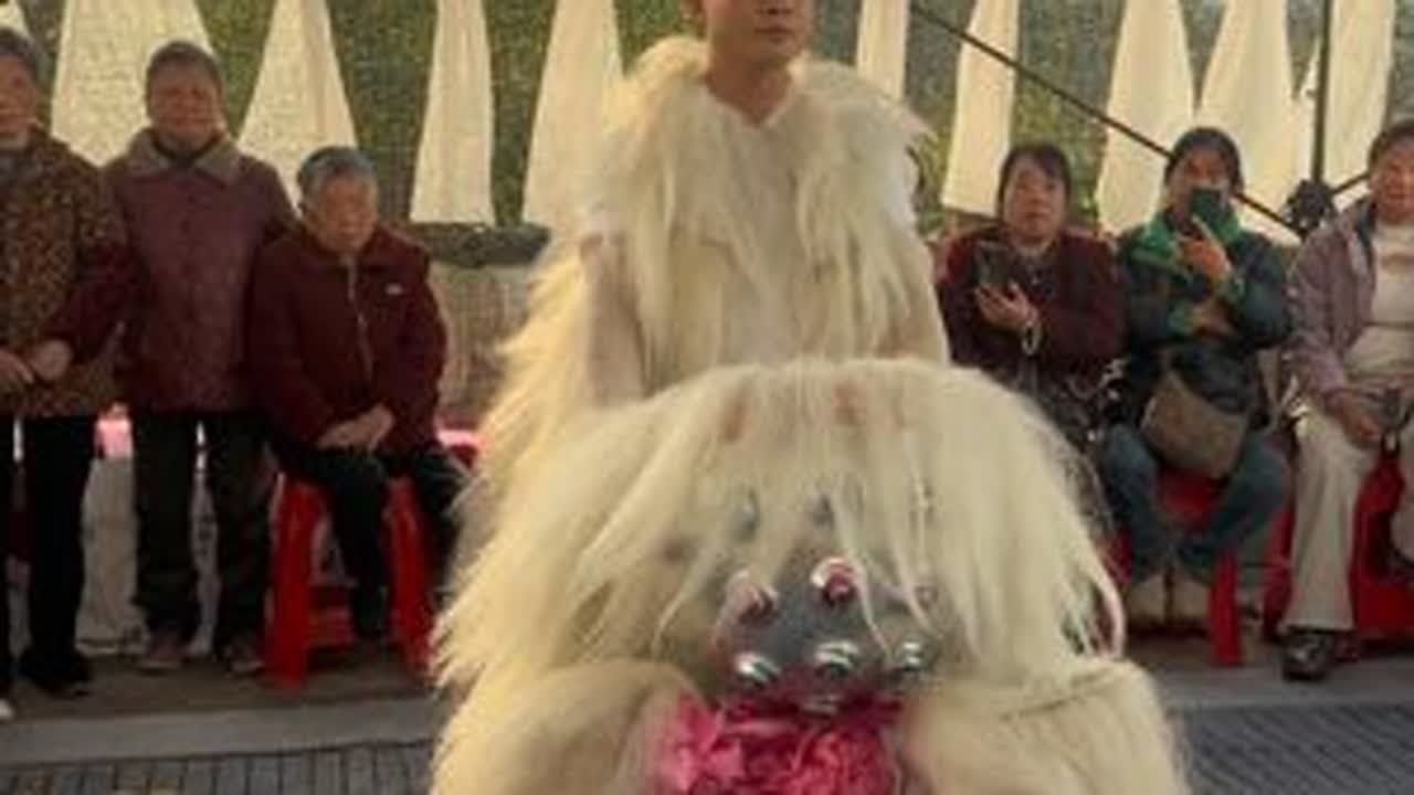 老秋舞狮团受粉丝邀请再次来到江西萍乡上栗县金山镇！#非遗文化传承 #小白狮哭得特别感动 #湖南小白狮 #永州小白狮 #老秋舞狮团