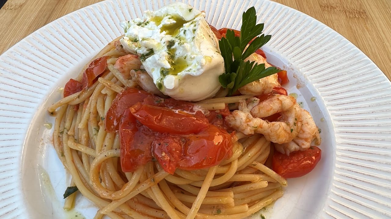 Spaghetti con Pomodoro Datterino,Gamberetti e Burrata! Come farli Buonissimi | Ricetta Semplice 🦐🍝