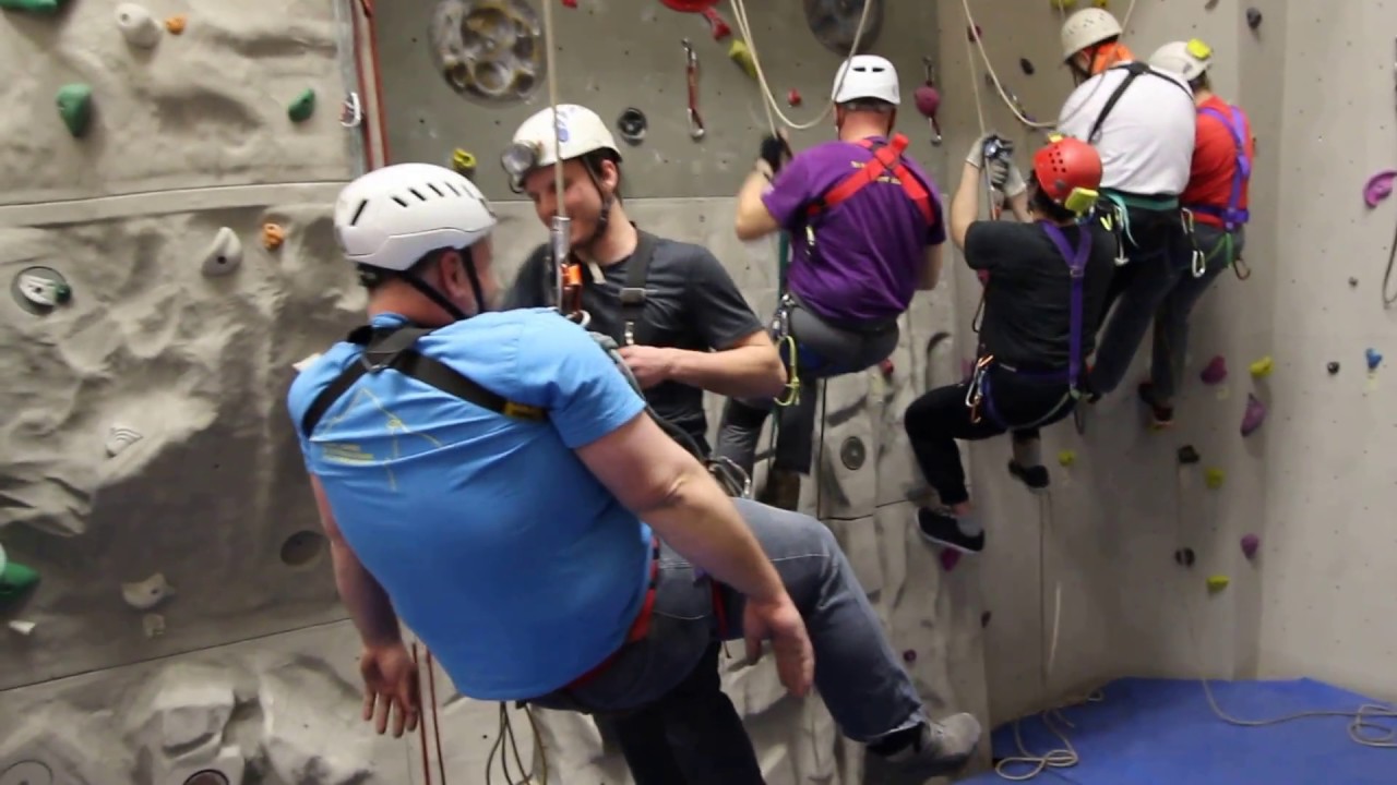 Soccorso uomo a uomo alla catalana in speleologia