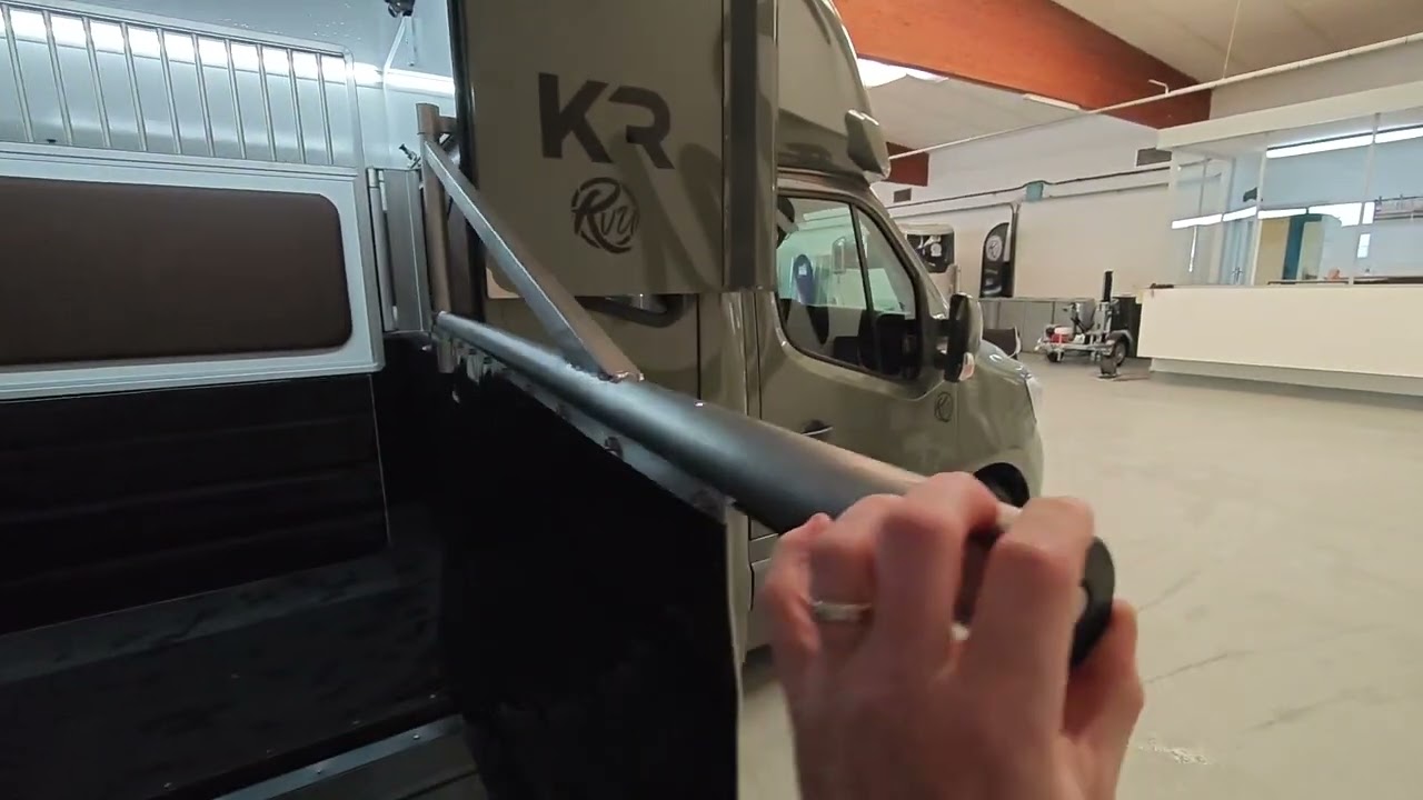Jolie configuration pour ce camion VL chevaux Krismar 5 places assises stalles chez R-V-U
