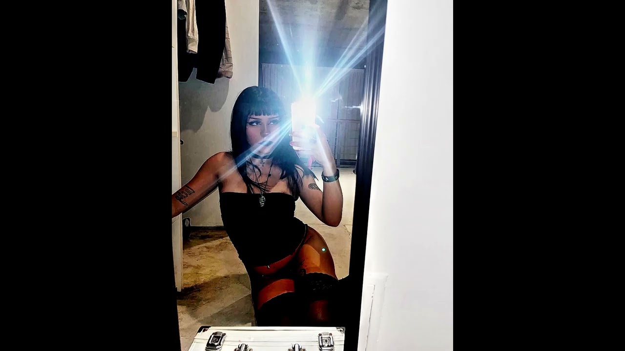MARCI WIT A GLOCK