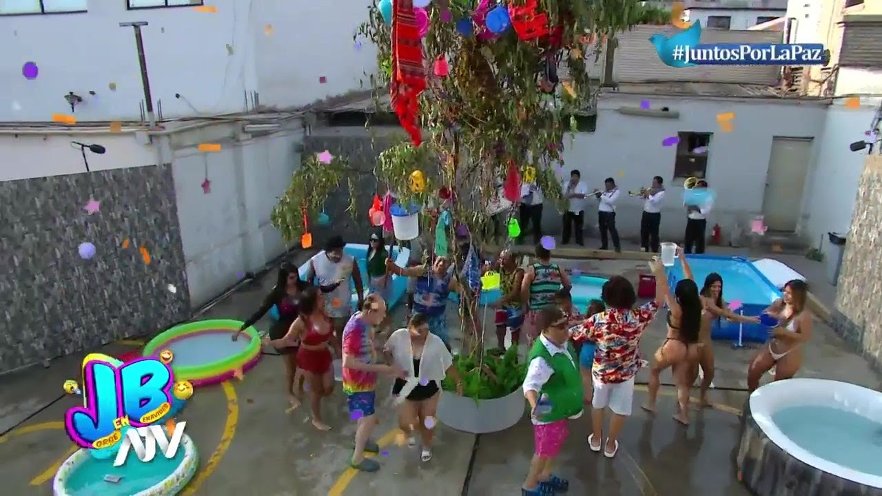 El elenco de JB en ATV despide los carnavales con yunza y orquesta