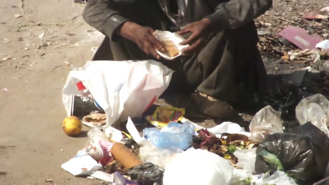 الأكل من الزبالة أصبح واقع أليم يعيشه الفقراء.. 