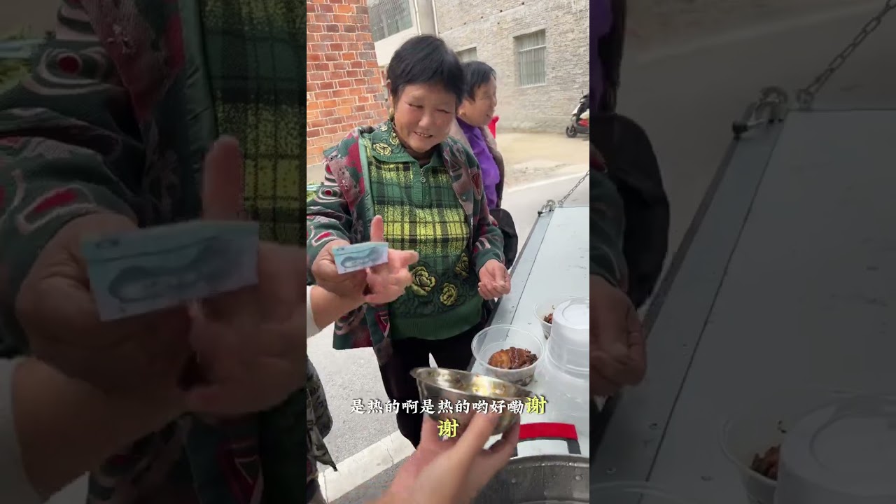 今天做了80碗扣肉，拿到乡下卖！ 看着曾经都年轻过的面容，岁月都映在了脸上。#梅干菜扣肉  #内容启发搜索  #种草激励计划  #三农流量扶持计划  #新农人