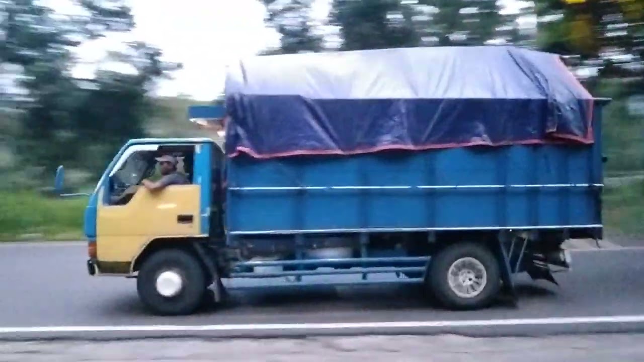 Kereta api disusul Bus pariwisata dan truck muatan bersaing ngebut ditikungan lahor