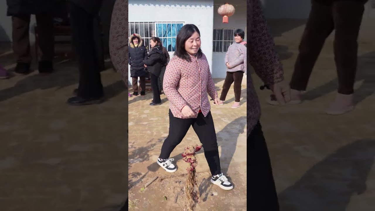布衣小童发工资啦！父老乡亲欢聚在农家小院，欢笑声不绝于耳！ 领完工资和福利满载而归，欢天喜地过大年！感谢大家一路陪伴！