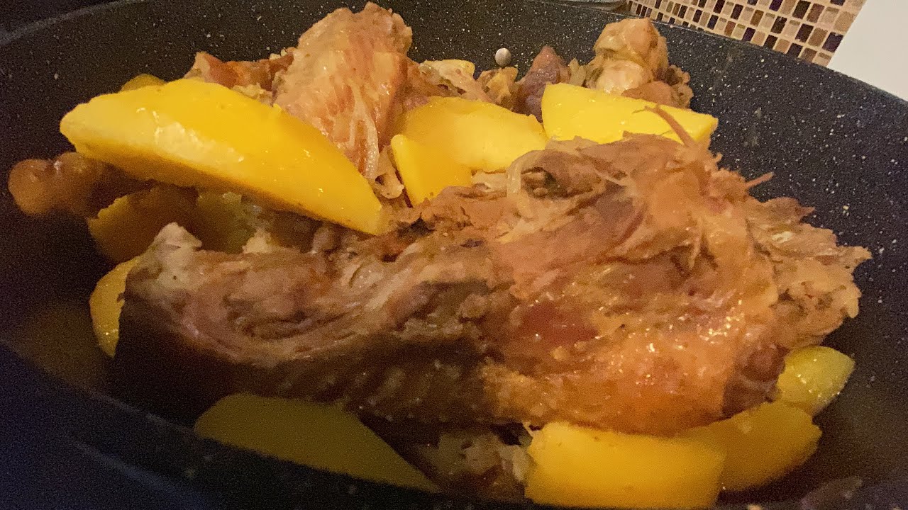 Очень вкусное блюдо  индейка в собственном соку с картошкой