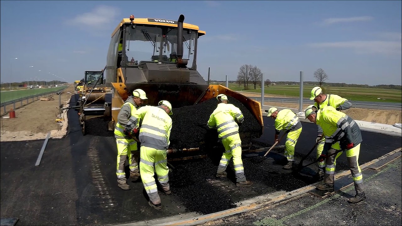 Układanie nawierzchni bitumicznej (warstwa  wiążąca) przed obiektem MS-30  w km 64+560.