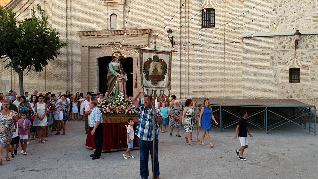 (2) procesion de santa ana..salida de la parroquia..olias del rey..2019