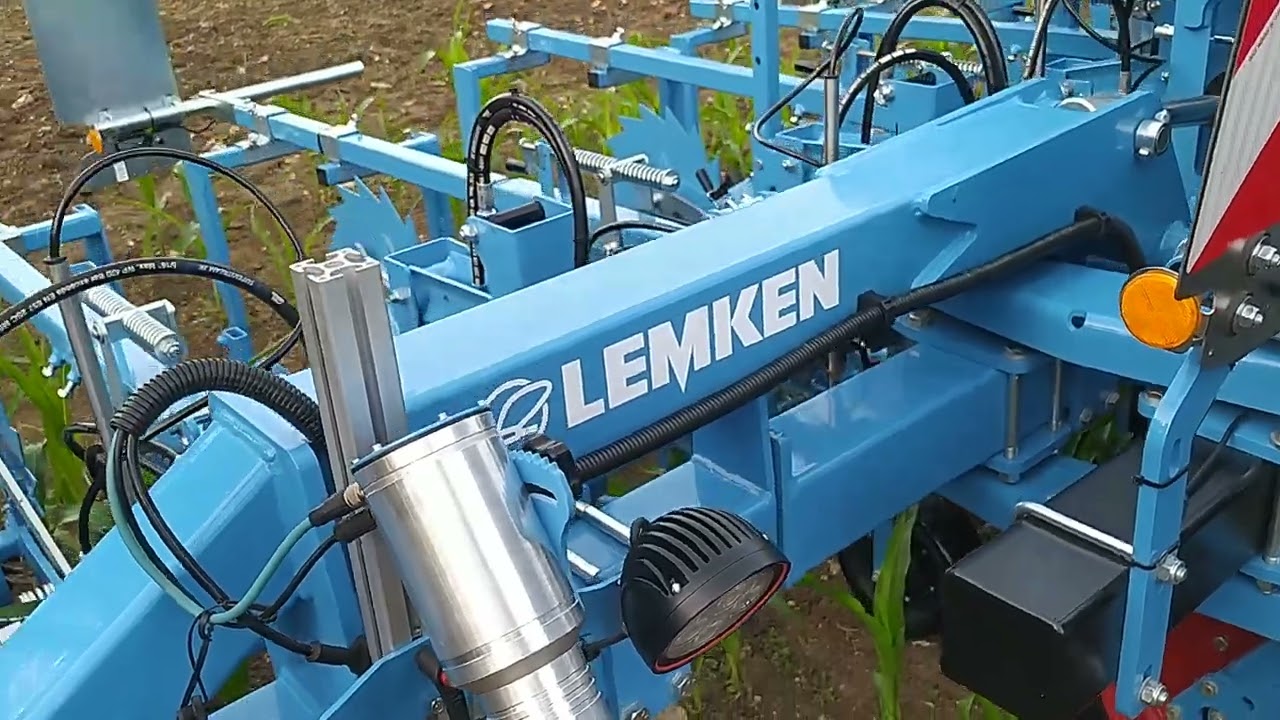 &Iacute;gy n&eacute;z ki k&ouml;zelebbről a LEMKEN EC Weeder munkag&eacute;p