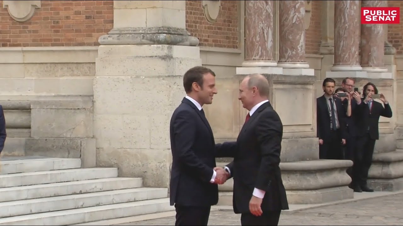 Emmanuel Macron reçoit en Vladimir Poutine à Versailles : la poignée de main