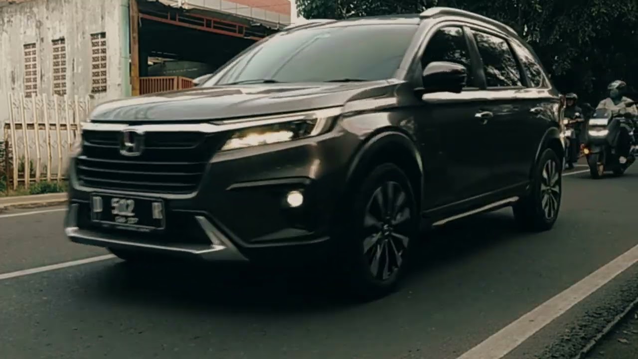 Sidewalk Hustle: Navigating the Sea of People in the City Center