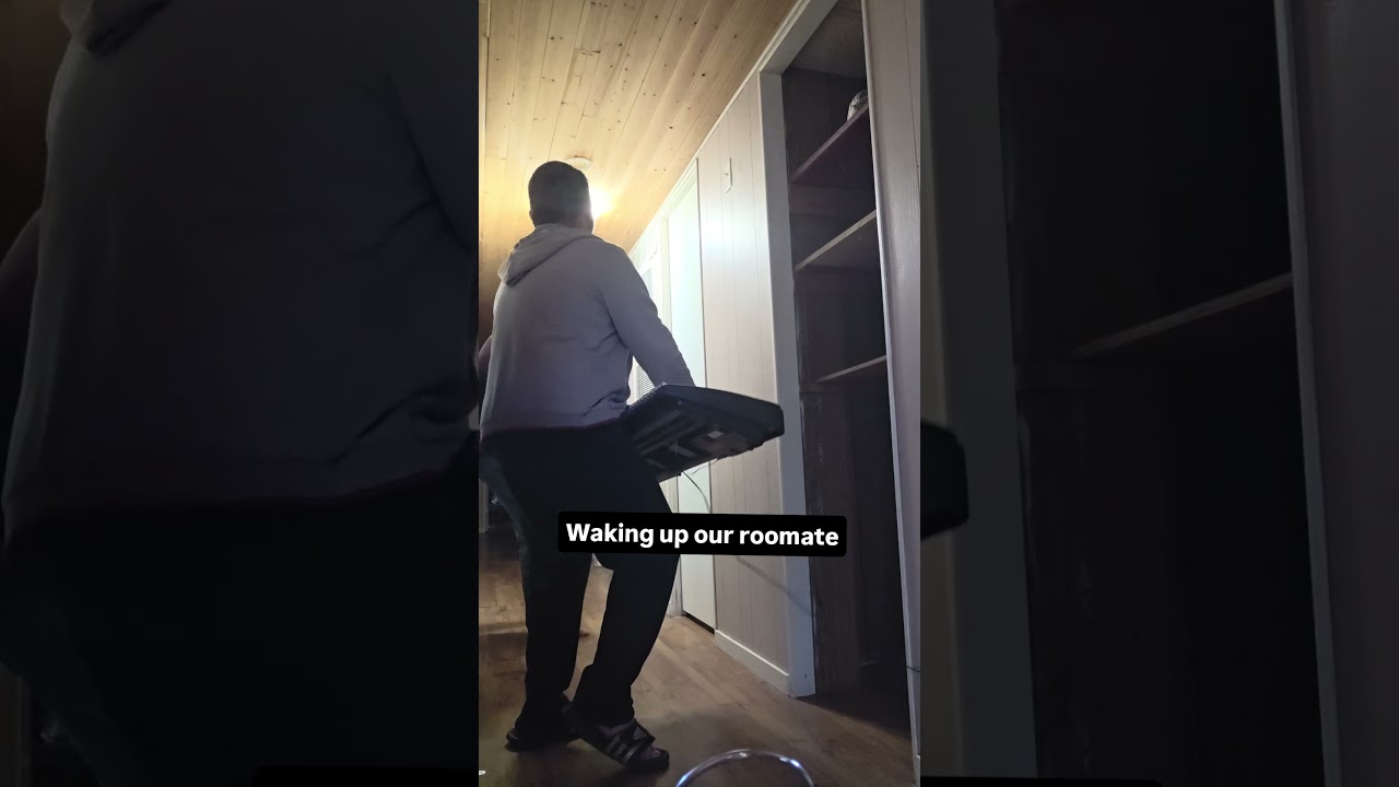 разбудить нашего соседа по комнате