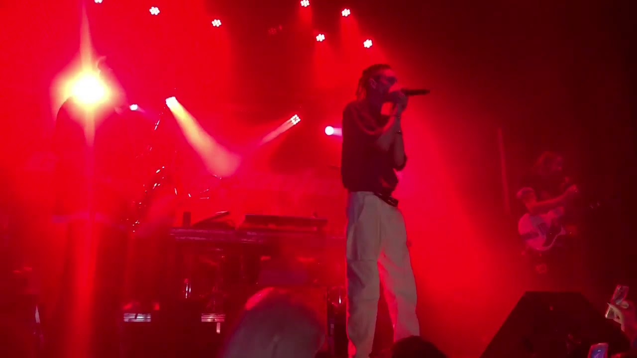 LOVE IS (NOT) EASY - Chase Atlantic LIVE (Phases Tour 2019)