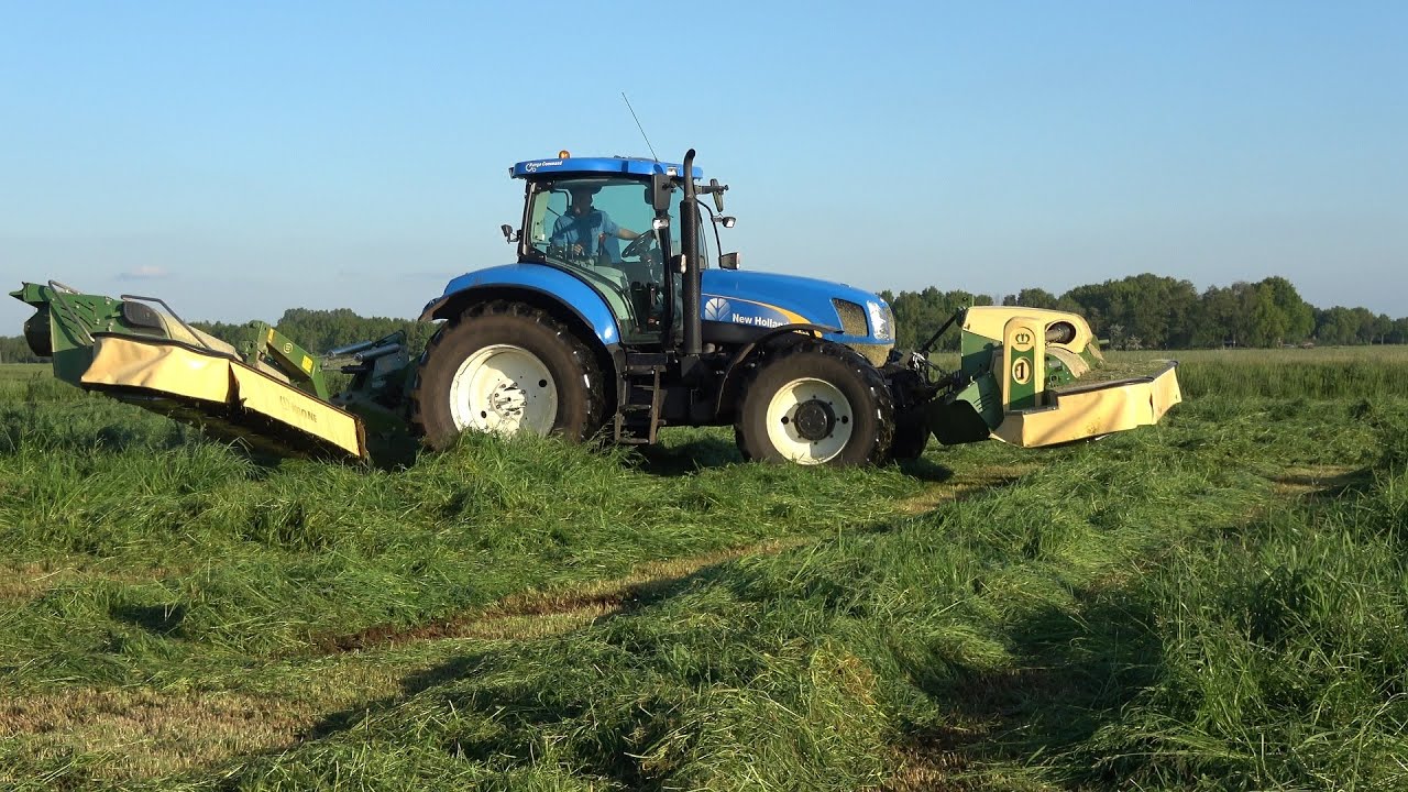 Op zaterdagavond gras maaien met New Holland T6080 en Krone maaiers (2021)