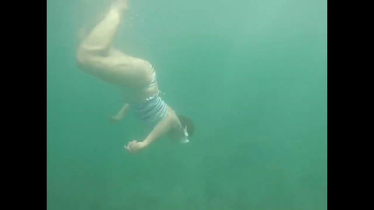 Underwater woman freediving no fins M001