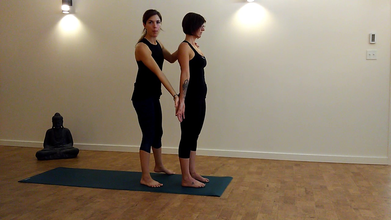 Yoga-Démonstration de la posture Tadasana (la montagne)