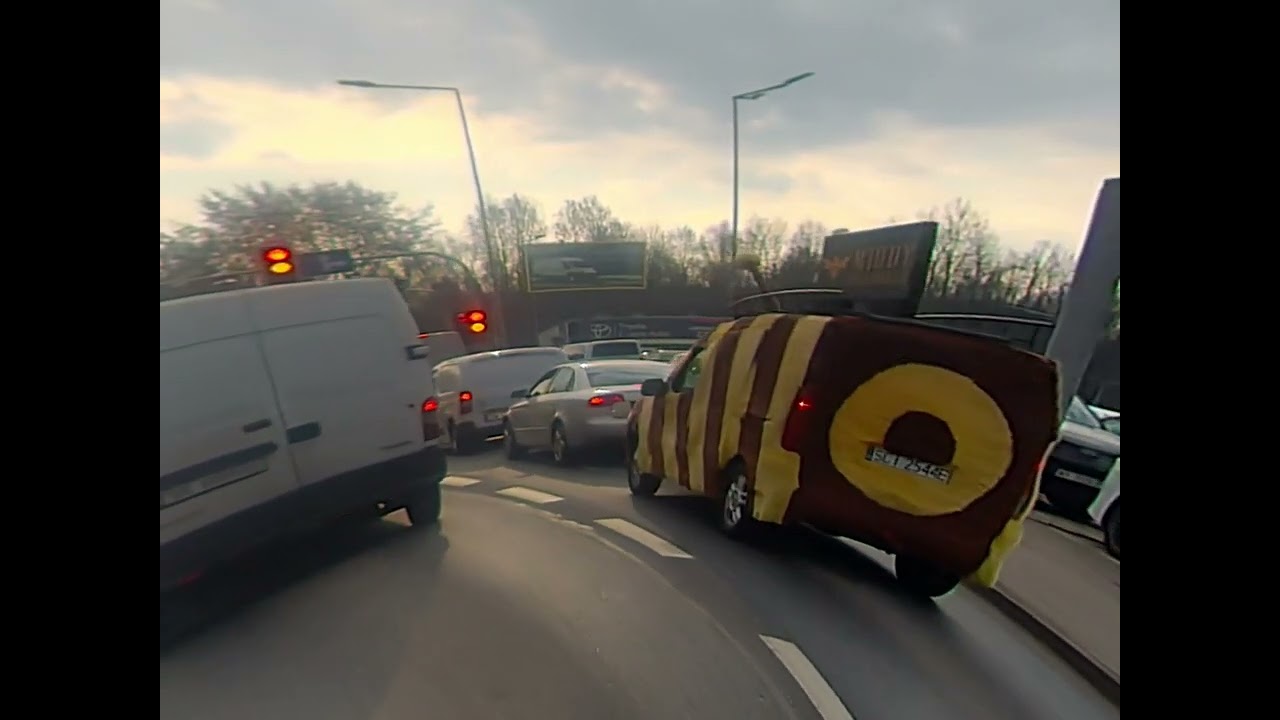 Ubrany samochód miodowy z pasieki