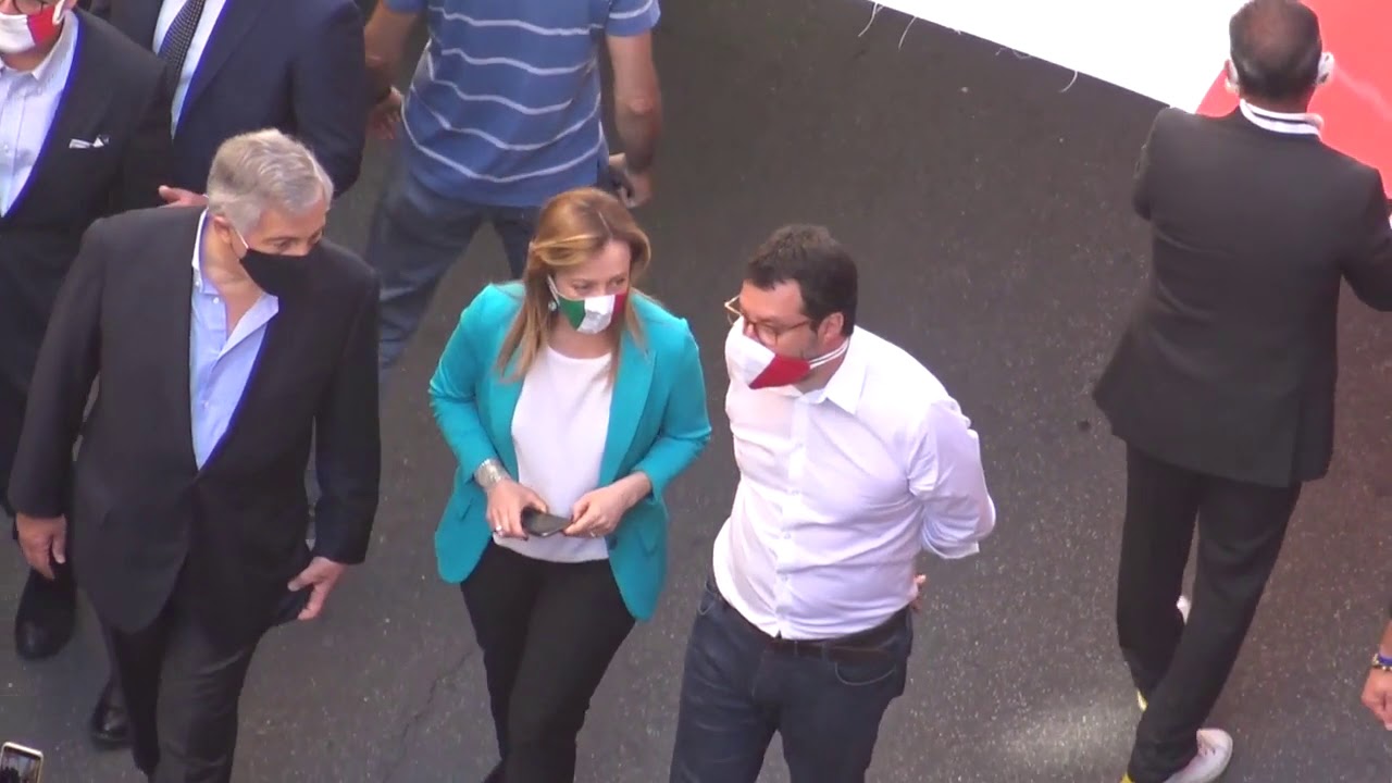 Centrodestra, il corteo di Salvini e Meloni visto dall'alto: centinaia di persone accalcate