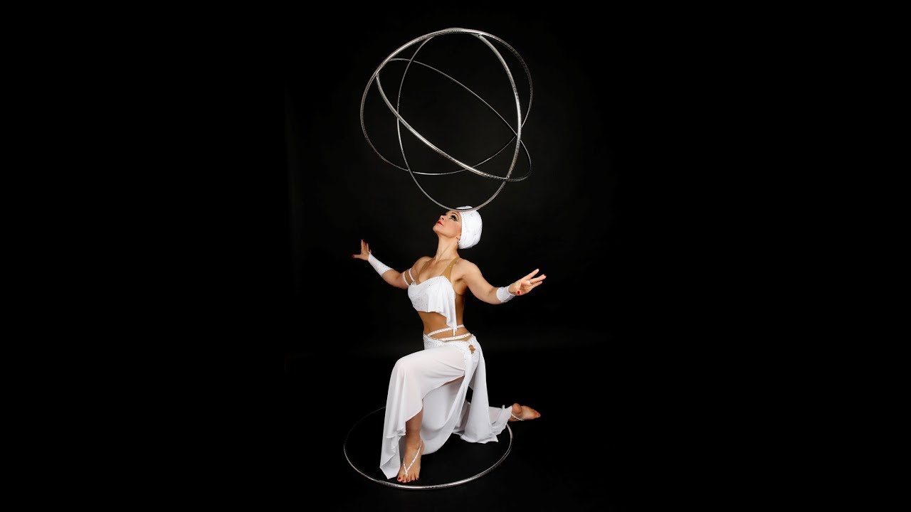 MIXED HULA HOOP ACT,  COMBINING BEAUTY MAGIC WITH A LITTLE ECCENTRICITY