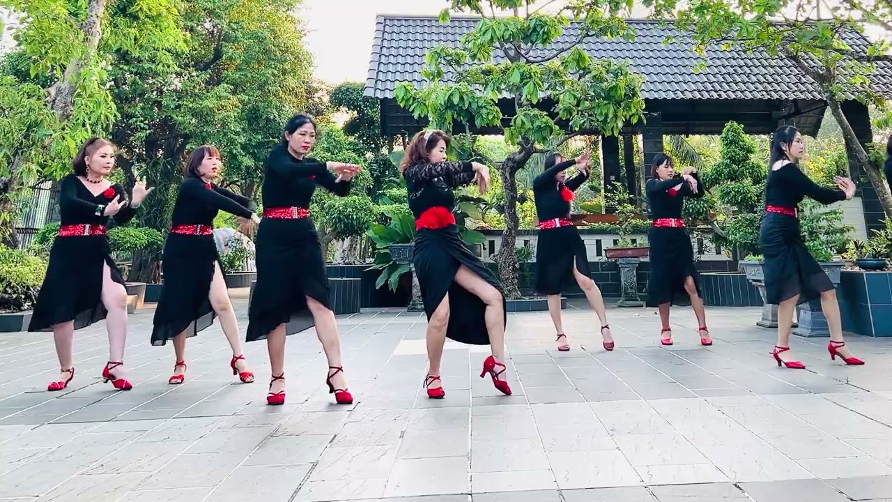 Bachata Ngọn Lửa Trong Đêm🔥Nhóm LineDance Hoàng Mỹ 👠