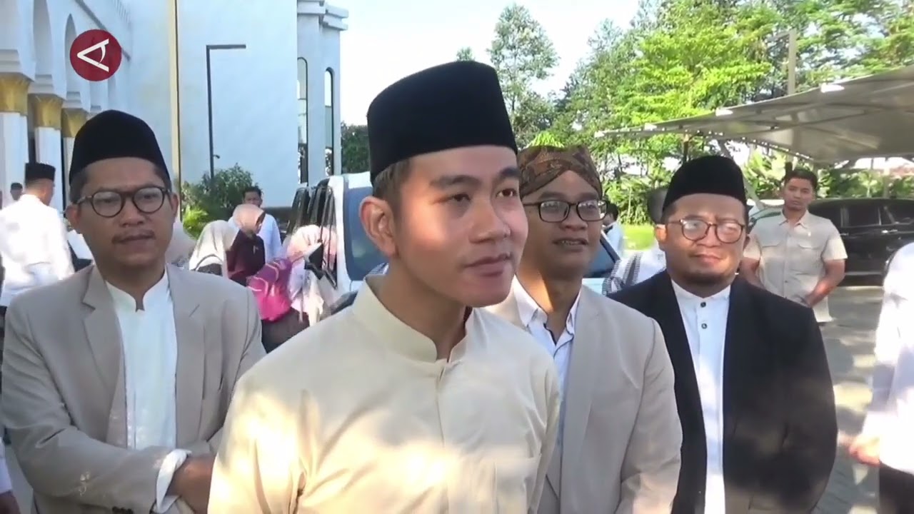 Gibran shalat Idul Adha di Solo, serahkan sapi kurban dan bertemu kyai