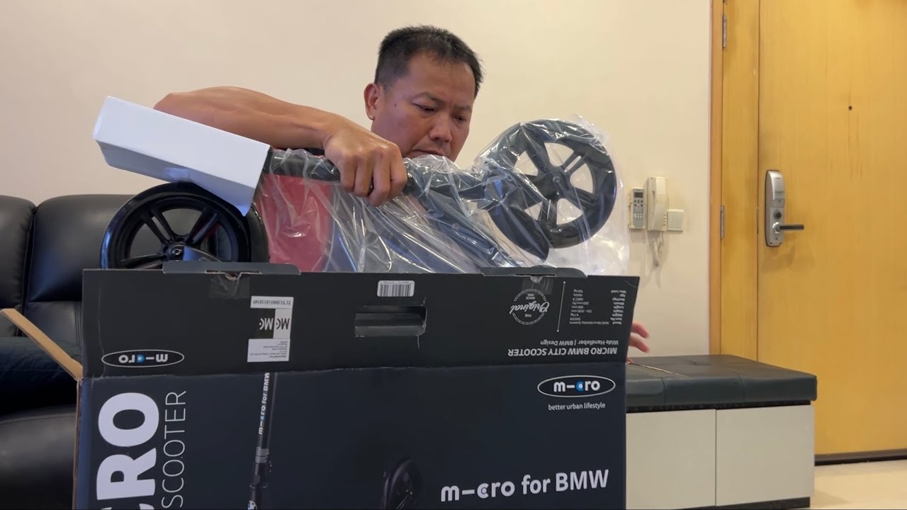 LIOW VIDEO: Micro BMW City Kick Scooter 宝马滑板车开箱