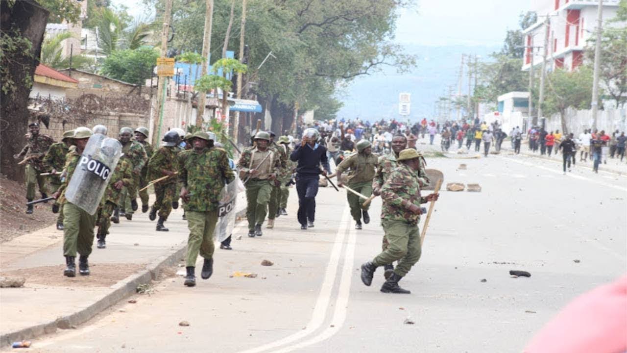 CHAOS IN BOMET AS ANGRY KALENJINS PROTESTORS CHASES AWAY ROGUE POLICE FOR BLOCKING THEM