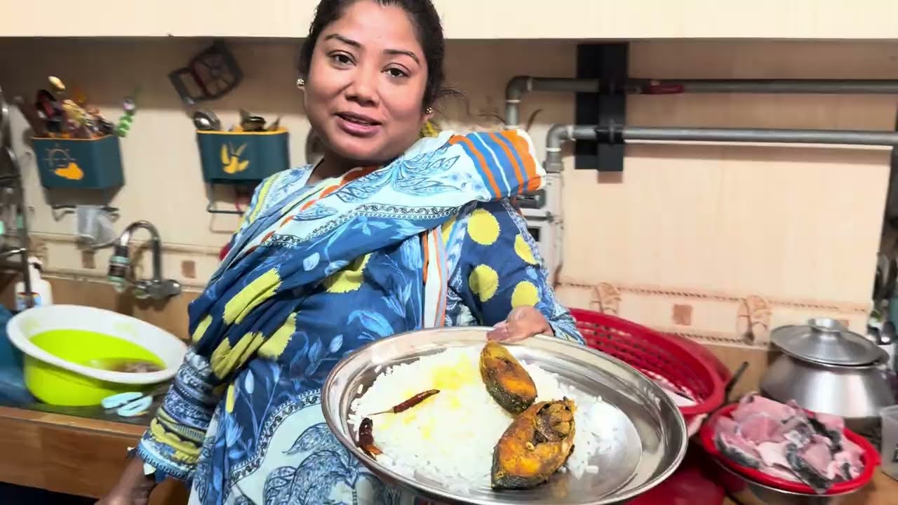 আমার মাকে ইলিশ মাছ ভেজে নিজের হাতে মেখে খাওয়ালাম