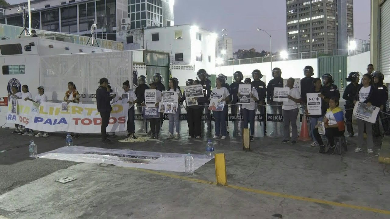 Chained relatives of political prisoners protest outside detention center in Caracas | AFP