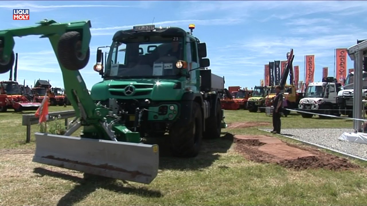 Onlinemotor Mercedes Unimog U529 mit Frontgrader und 3 Plattenverdichter im Heck von Henn für den St